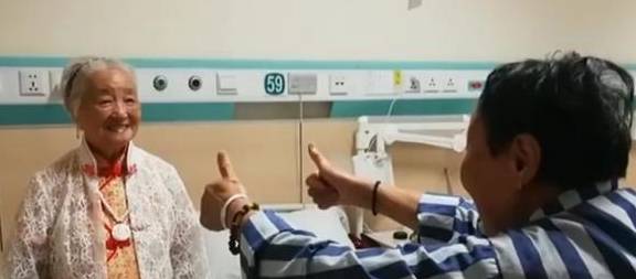 漂亮|90岁奶奶一生爱漂亮，躺在病床也要穿漂亮衣服！用窗帘做百件旗袍