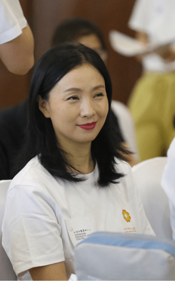 中老年|陶虹在重要场合穿得也朴素，简单白T好清新，不化妆也一点不显老