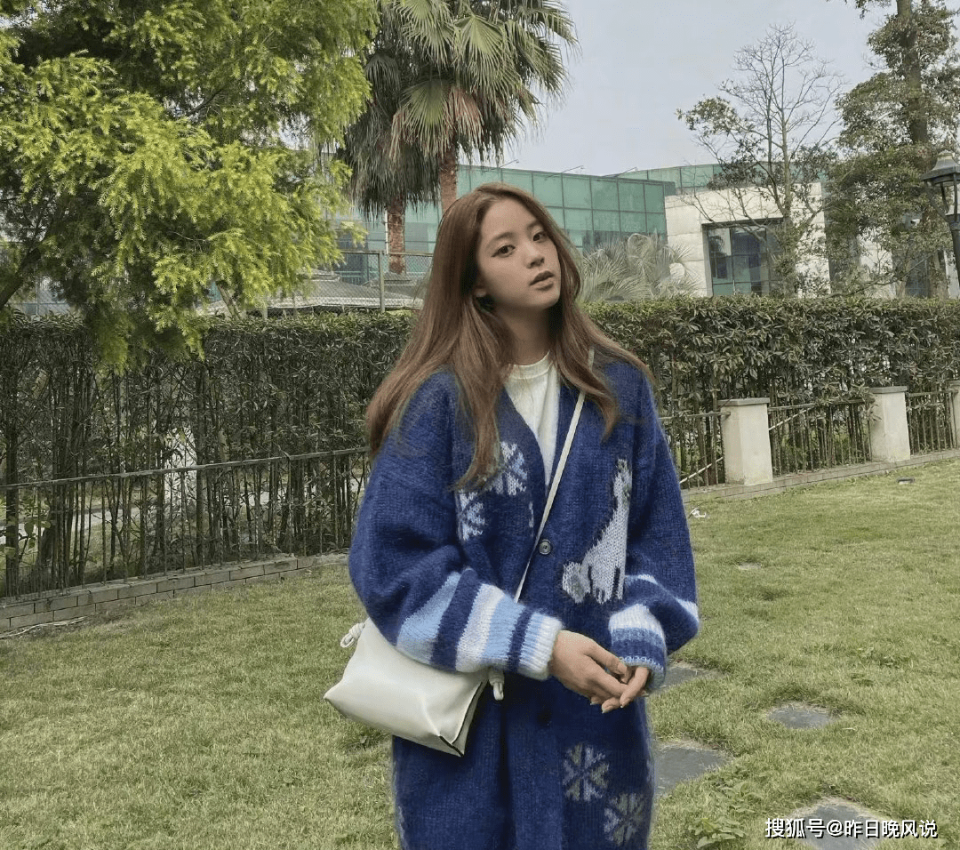 带着|杨幂撞衫欧阳娜娜，一个灵动如18岁少女，一个老气横秋