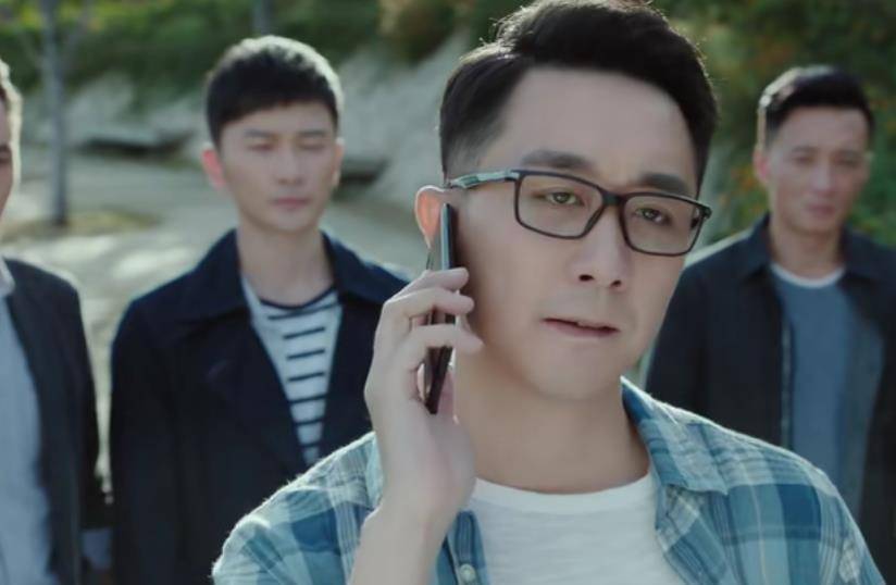 为了抓住这个内鬼,他设计抓走了郑柯的女儿,以此作为要挟.