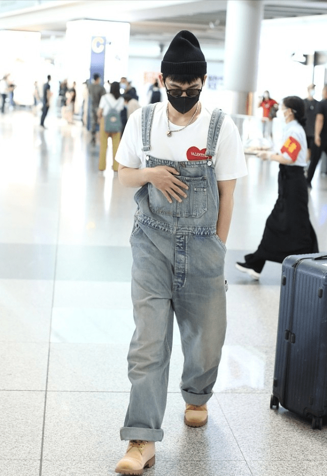 男生|谁说男生不能穿背带裤,配件T恤就挺好看的,30+也能穿出少年感