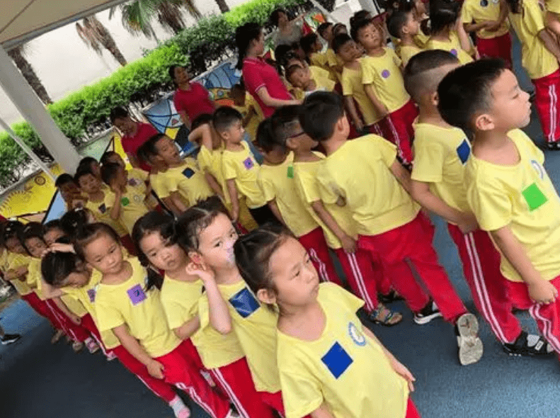 家长|幼儿园或将延迟到6点放学，父母接娃不用愁？新的问题更尖锐