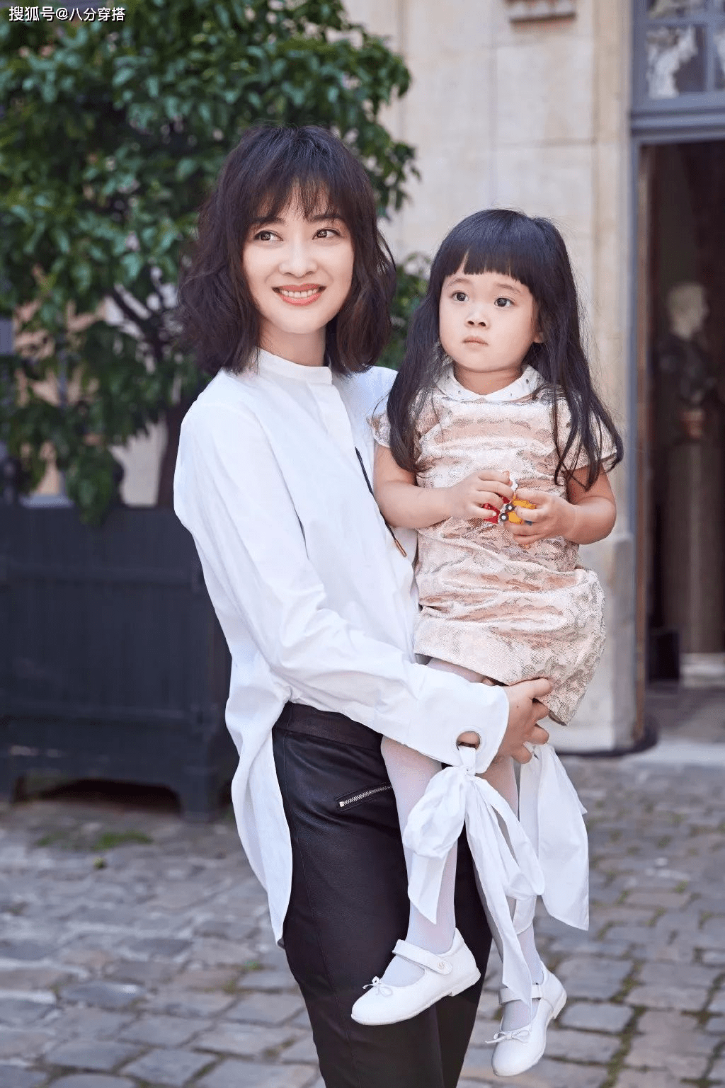 身材|梅婷的气质感“绝”了，黑西装配酒红色半身裙知性干练，成熟优雅