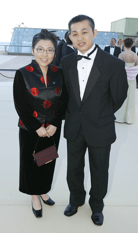 个头|邓亚萍老了也有冠军气场，小个头穿身小码装，不靠颜值也有魅力