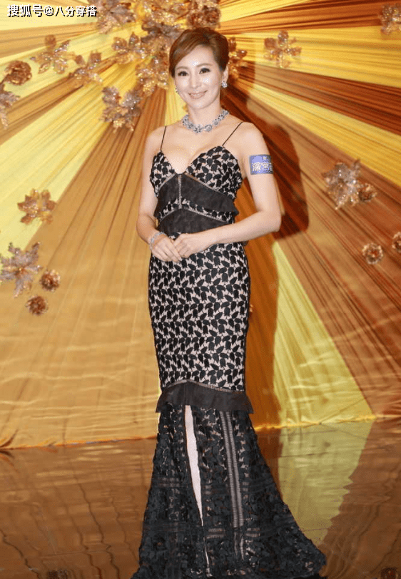 黑色|55岁罗霖真是不显老，一袭吊带连衣裙高贵典雅，身段婀娜真惹眼