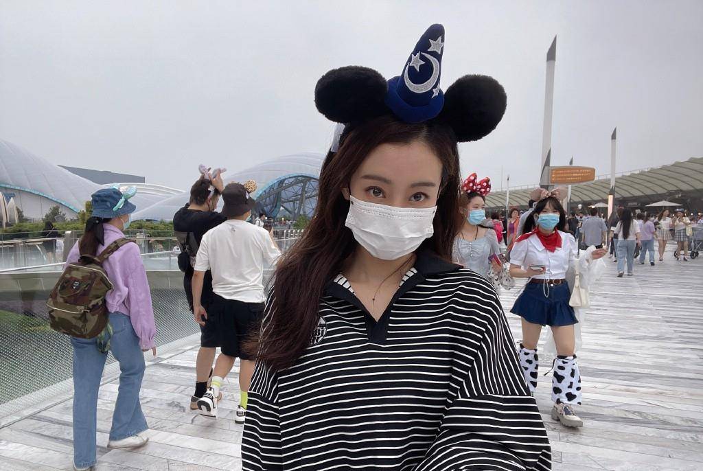 身材|张小斐真该向同学杨幂取经,穿条纹游迪士尼太廉价,大头帽太抢镜