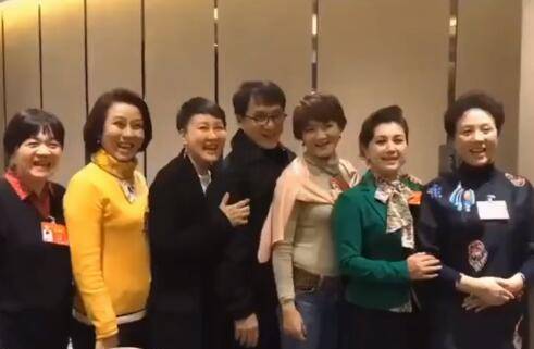 成龙|成龙罕见亮相毕业典礼,穿夹克大鼻子抢镜,67头发浓密比儿子年轻