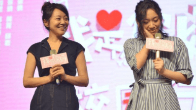 闫妮|闫妮穿牛仔裙亮相，50岁的人身材曲线完美，跟女儿站在一起像姐妹