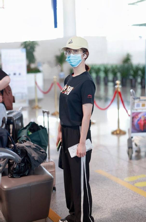青春|杨紫衣品终于提升，穿校服裤走机场，既显腿细又减龄，真像小姑娘