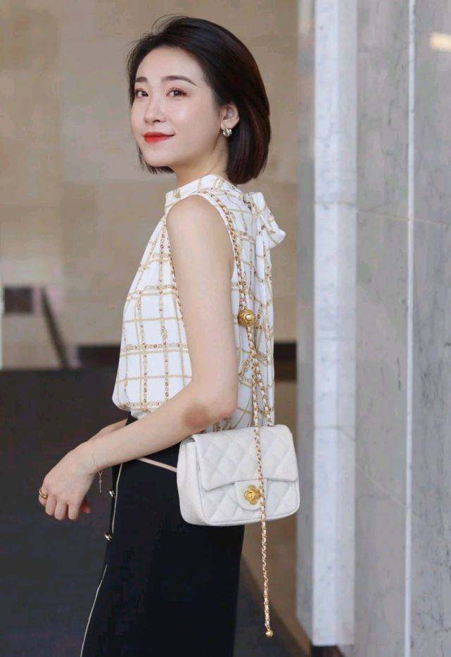 服装|上班的女孩该怎么打扮呢？简约穿搭就很有气场，干练又有女人味