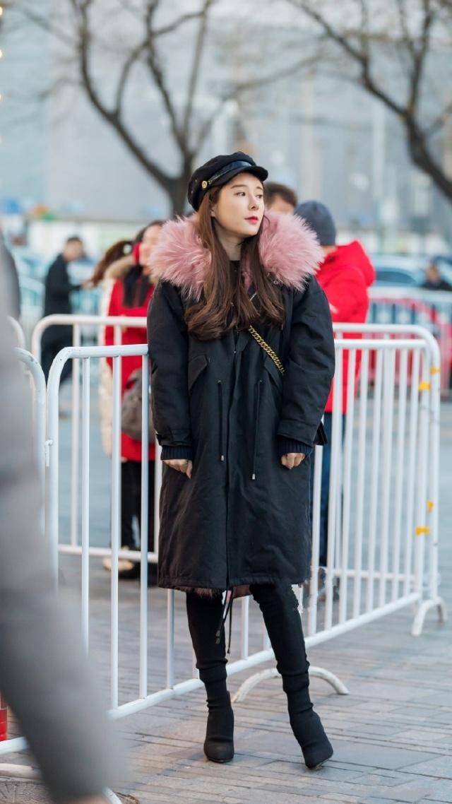 显得|舒适利落的大衣优雅又很气派，使你拥有潇洒帅气的街头风