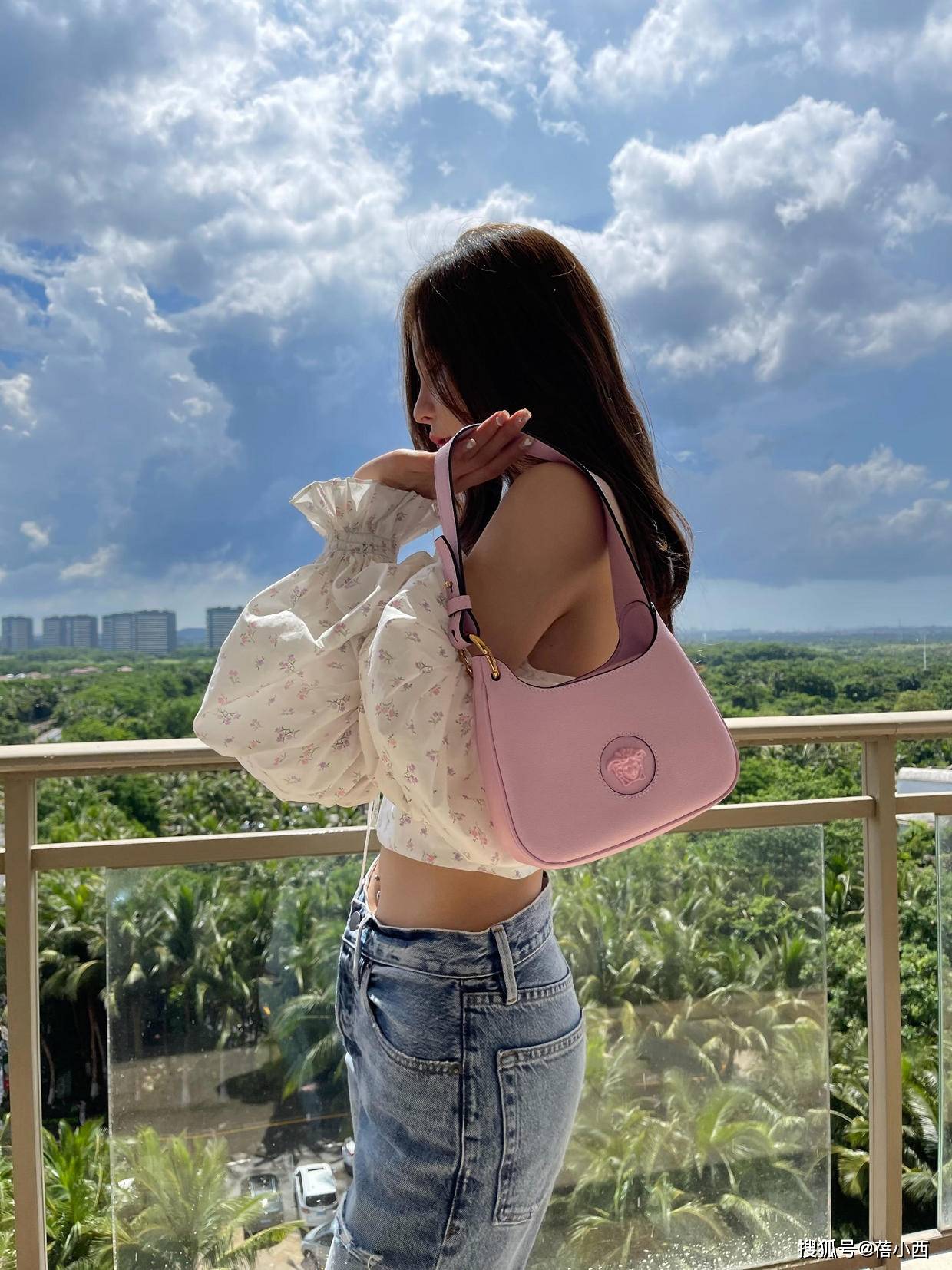 灯笼|“沈梦辰”打扮好风骚，穿挤奶装+牛仔裤，轻松秀出“超模比例”