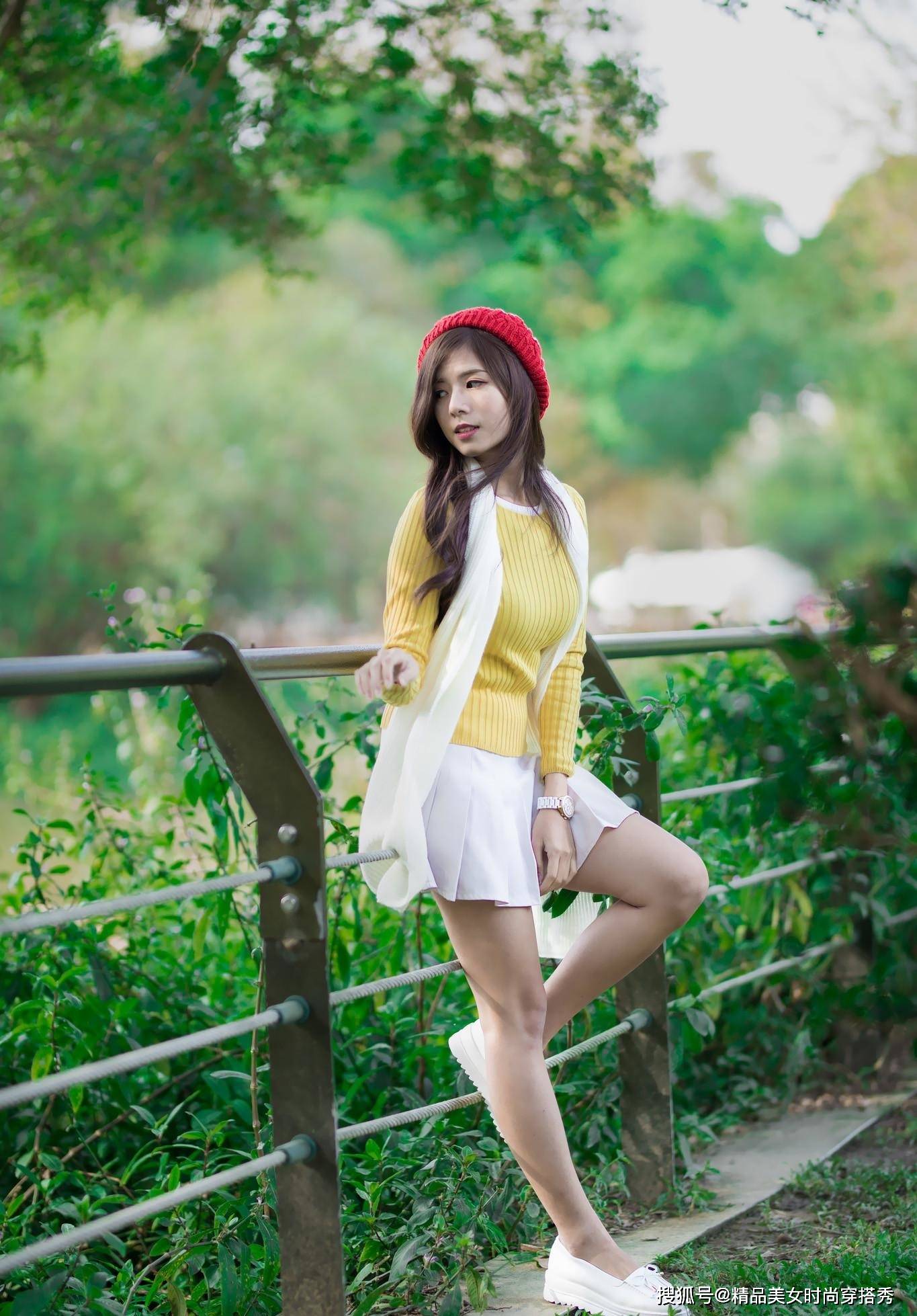 短裙|街拍：黄色针织衫很是吸睛时尚，简约的版型衬出姣好的身材