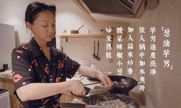双手|周迅发布会真气派，穿西装众人伺候，双手翻背好霸气的“女干部”