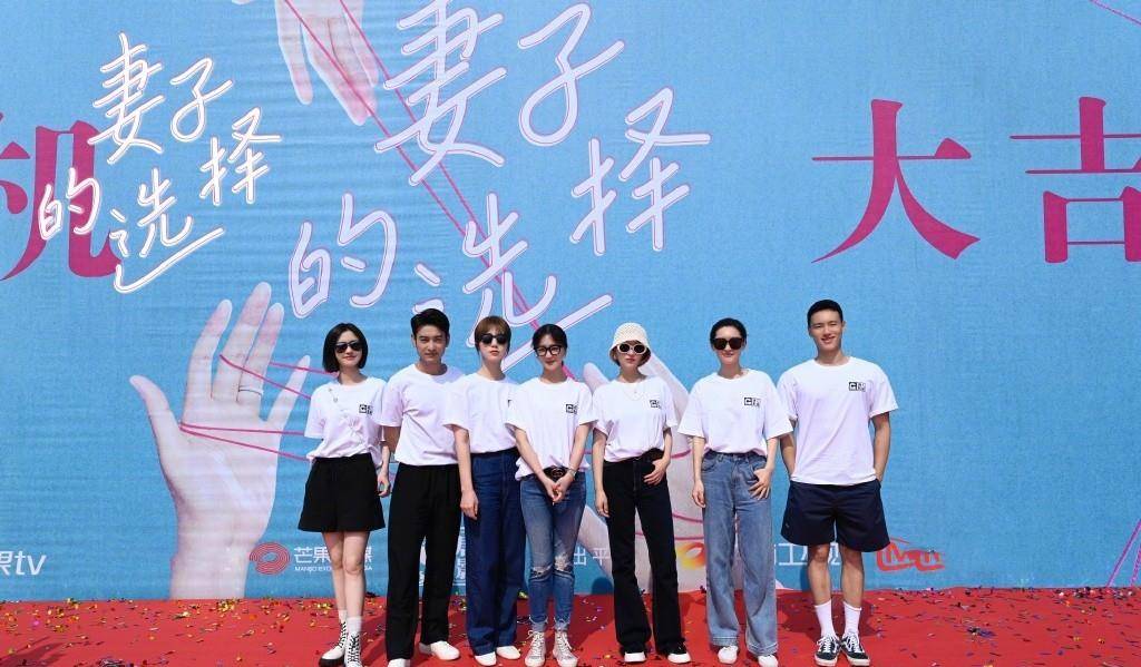 风头|时隔12年正式复出！孙莉穿喇叭裤现身新戏开机，戴渔夫帽抢尽风头
