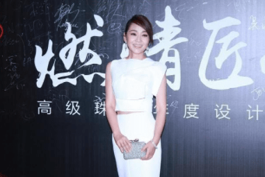闫妮|闫妮穿牛仔裙亮相，50岁的人身材曲线完美，跟女儿站在一起像姐妹