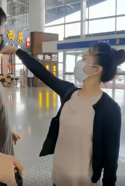 黑色|在机场拍到的任静夫妻，穿着朴素稍显寒酸，但比装嫩看着真实？