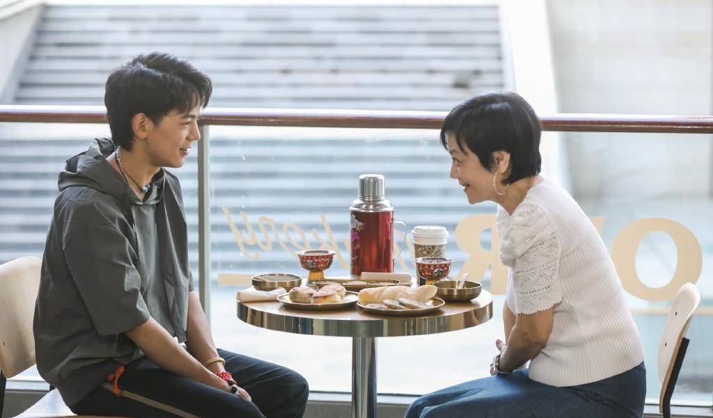 西湖|薇娅首次携丁真游西湖,丁真穿白衣黑裤哪像老板,夸张滤镜被吐槽