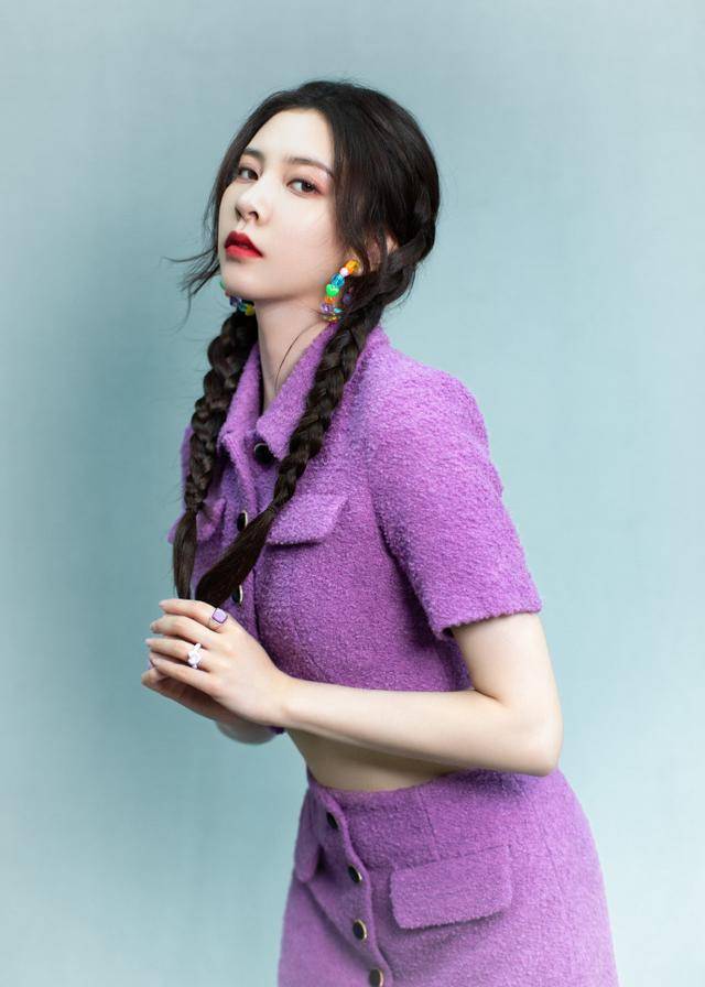 套装|宋妍霏大夏天还穿毛呢，露腰装配半裙看着又很清凉，是热还是冷？