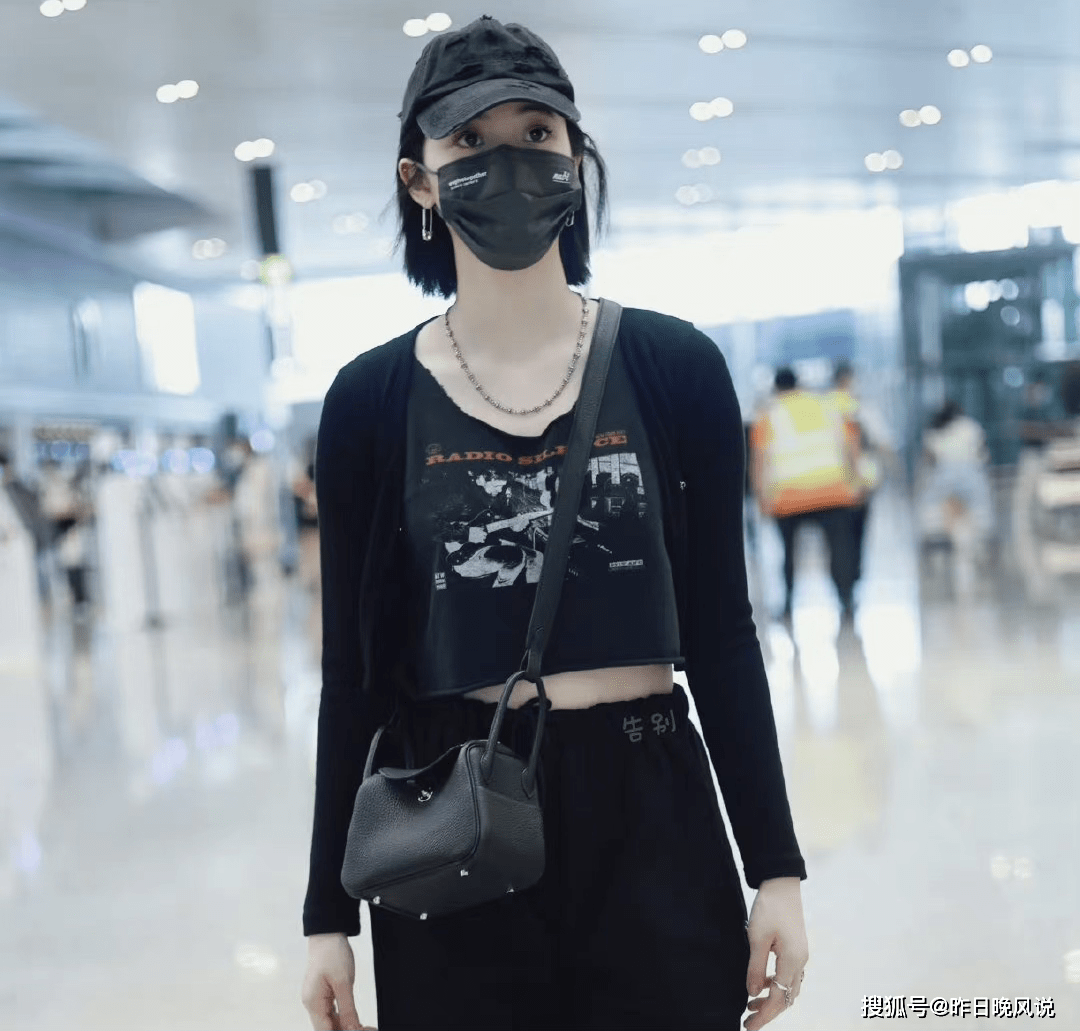 带着|杨幂撞衫欧阳娜娜，一个灵动如18岁少女，一个老气横秋