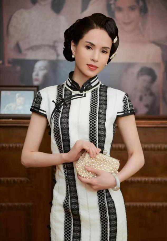 身材|54岁李若彤晒旗袍美照，修容过度像是假面人，发际线过高显男相
