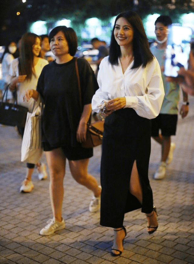 黑色|高圆圆有种港风美人感,白衬衫配黑色半裙,牛奶肌肤白得难以忽视