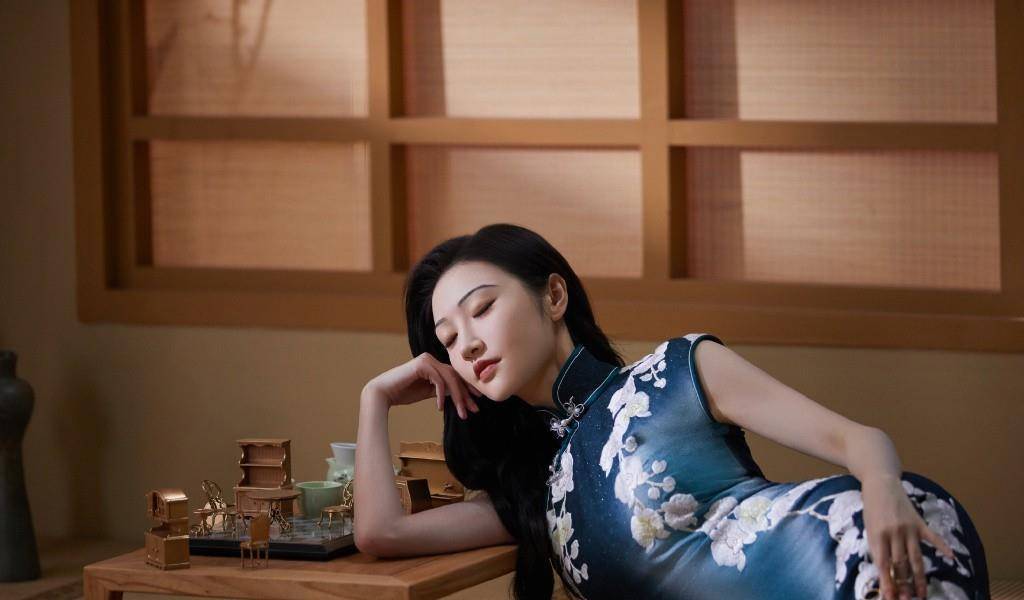 景甜|33岁景甜终于放大招，火了穿旗袍秀蜂腰，斜靠在桌子边曲线感拉满
