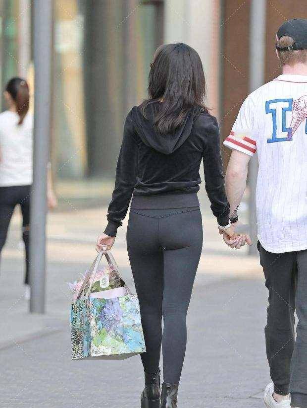 上衣|黑色打底裤搭配黄色上衣，增加时尚感，穿得干净利落