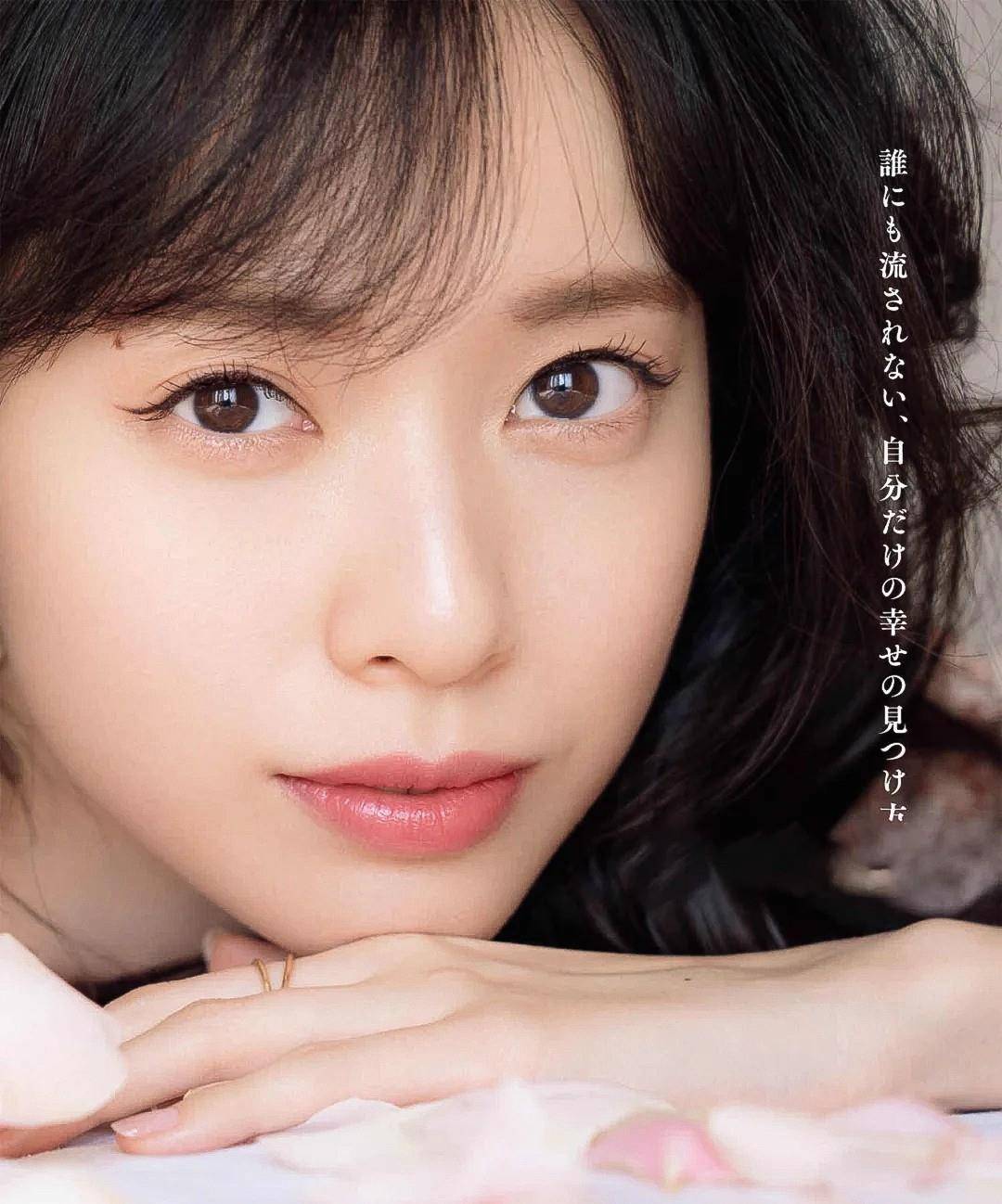 米色|60岁左右的女人，穿大衣怎能不搭围巾，今冬这样穿，时髦显气质