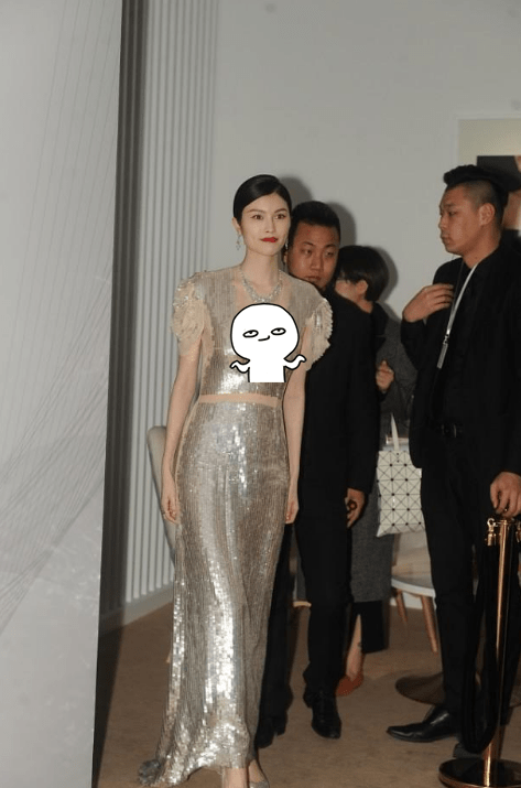 设计|何穗穿得真“清凉”，领口大的都快到胃了，没这身材哪敢学