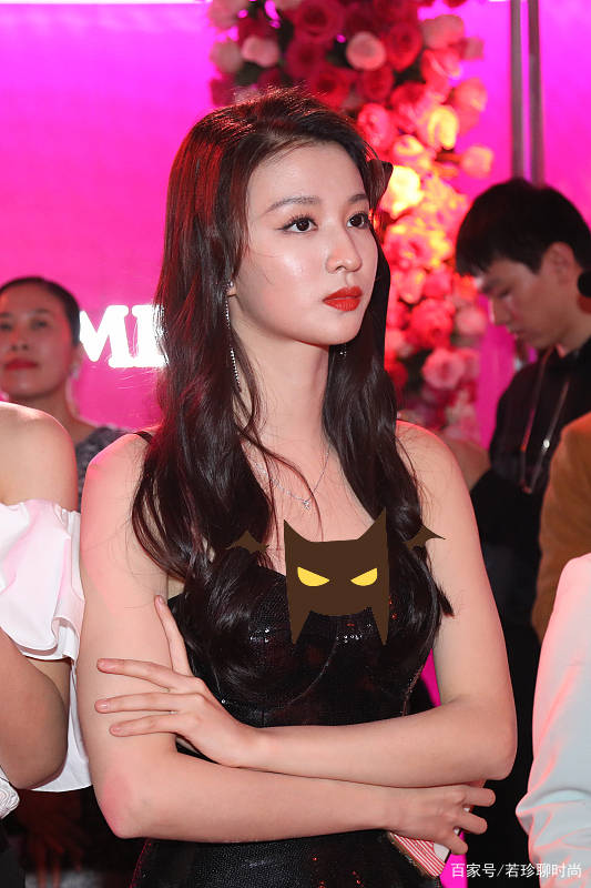 服装|王楚然真的娱乐圈中的清流,就算穿得挺成熟,气质也很清纯