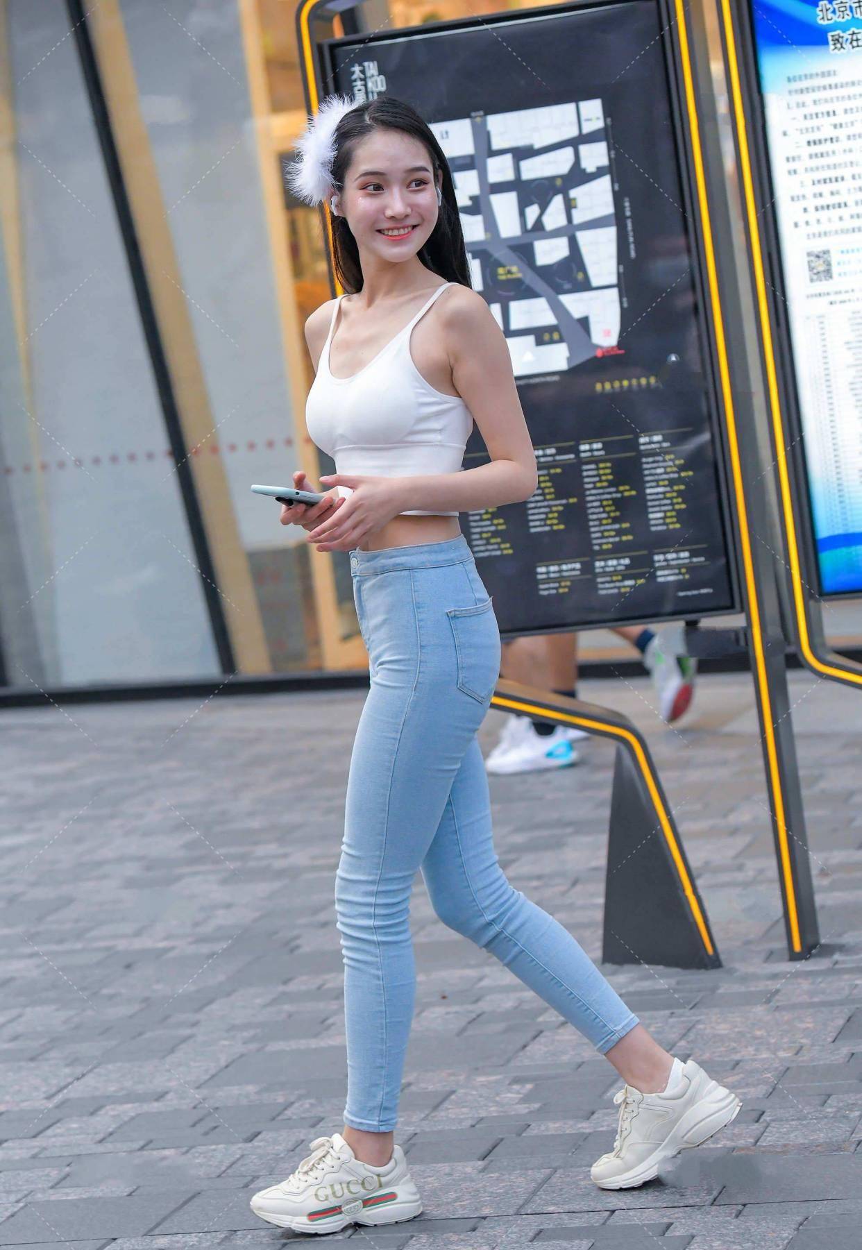 服装|纯白背心配经典蓝牛仔裤，纯净唯美