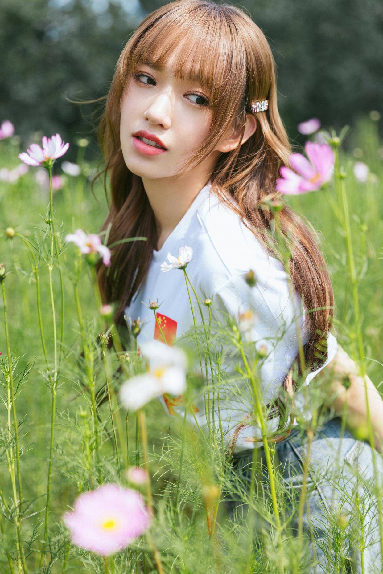 身材|程潇不愧“人间芭比”，格桑花写真浪漫又唯美，精致五官太显眼