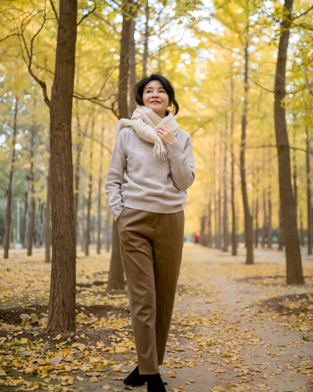 米色|60岁左右的女人，穿大衣怎能不搭围巾，今冬这样穿，时髦显气质
