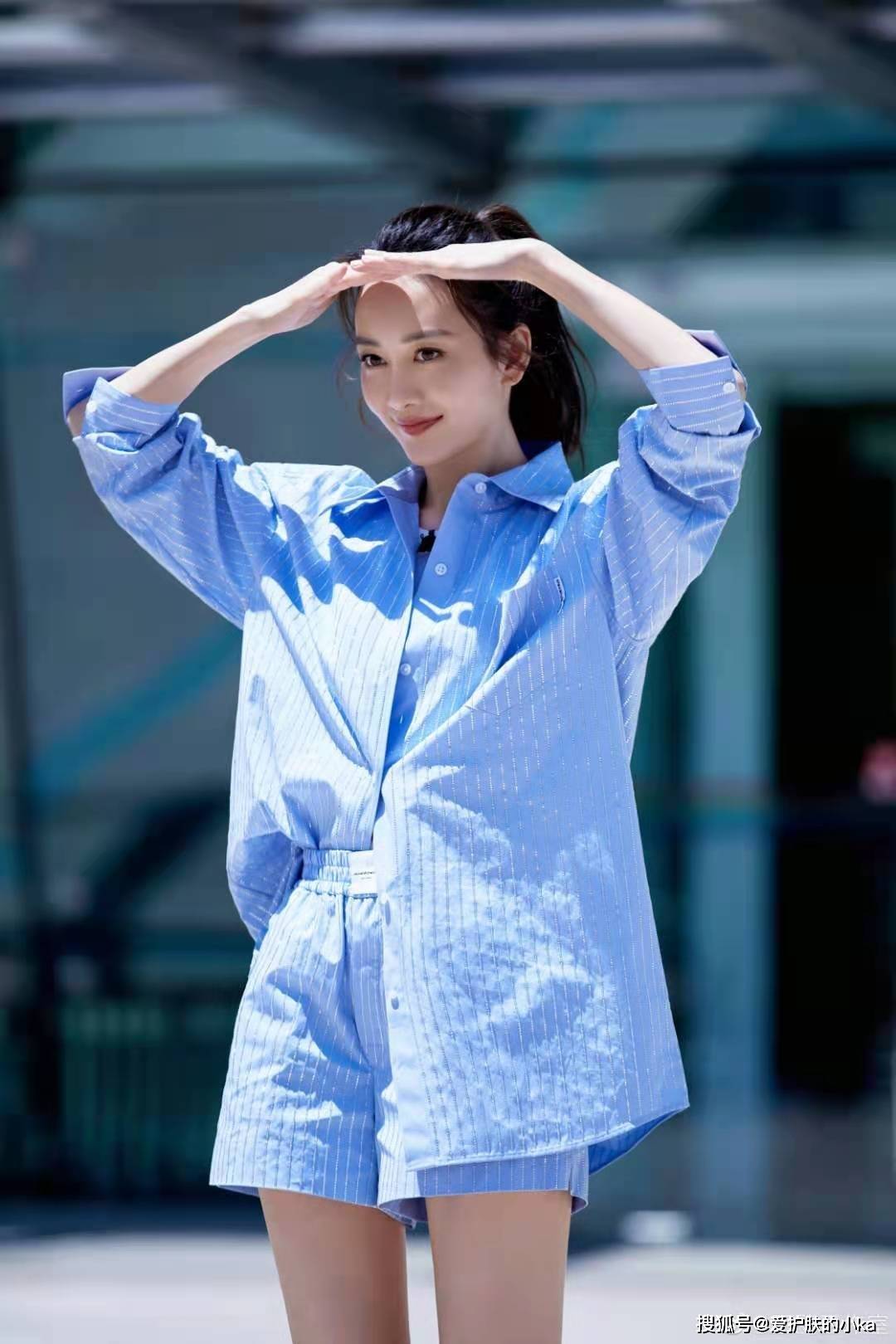 中性|王鸥好身材真任性，穿中性西装帅气显独立，叉开腿坐气质很大佬