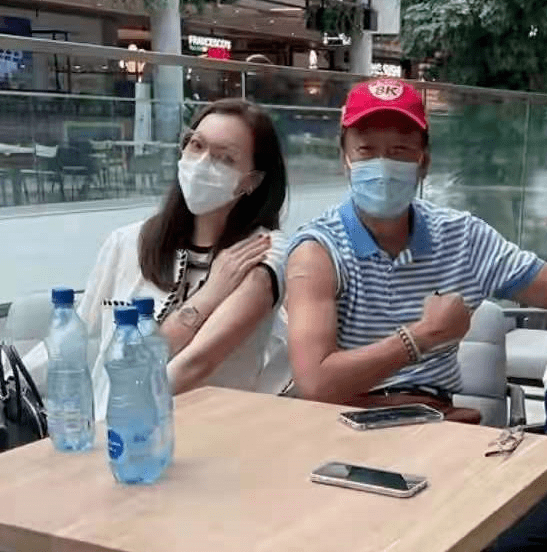 健美裤|富士康老板娘高调晒度假照！71岁老公搂美女合影，穿搭扮嫩不服老