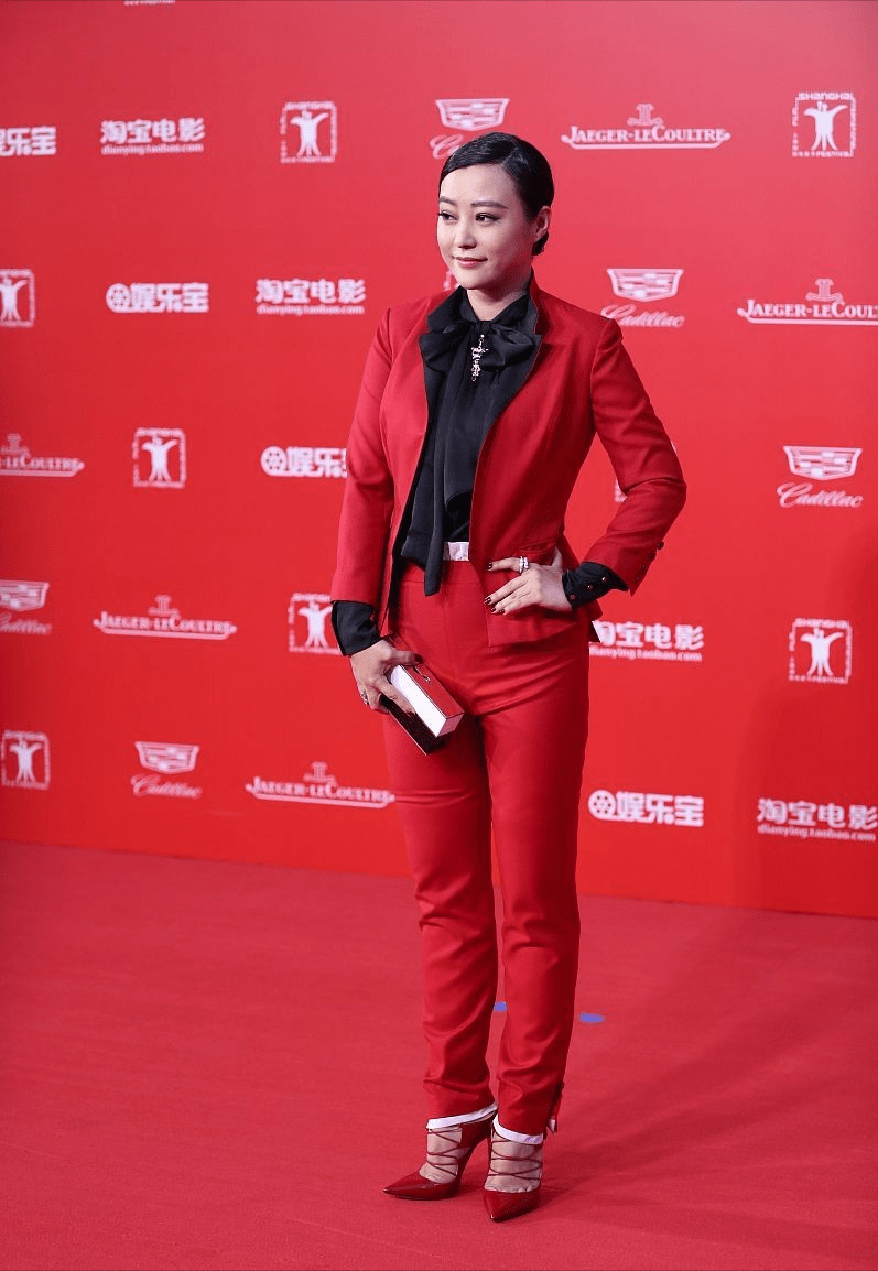 整体|郝蕾穿西装挺帅气，就是裤子勒得有点紧，饱满身材包不住了