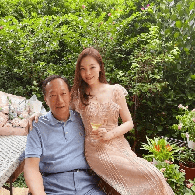 健美裤|富士康老板娘高调晒度假照！71岁老公搂美女合影，穿搭扮嫩不服老