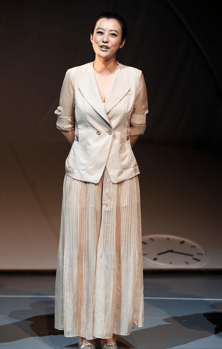 整体|郝蕾穿西装挺帅气，就是裤子勒得有点紧，饱满身材包不住了