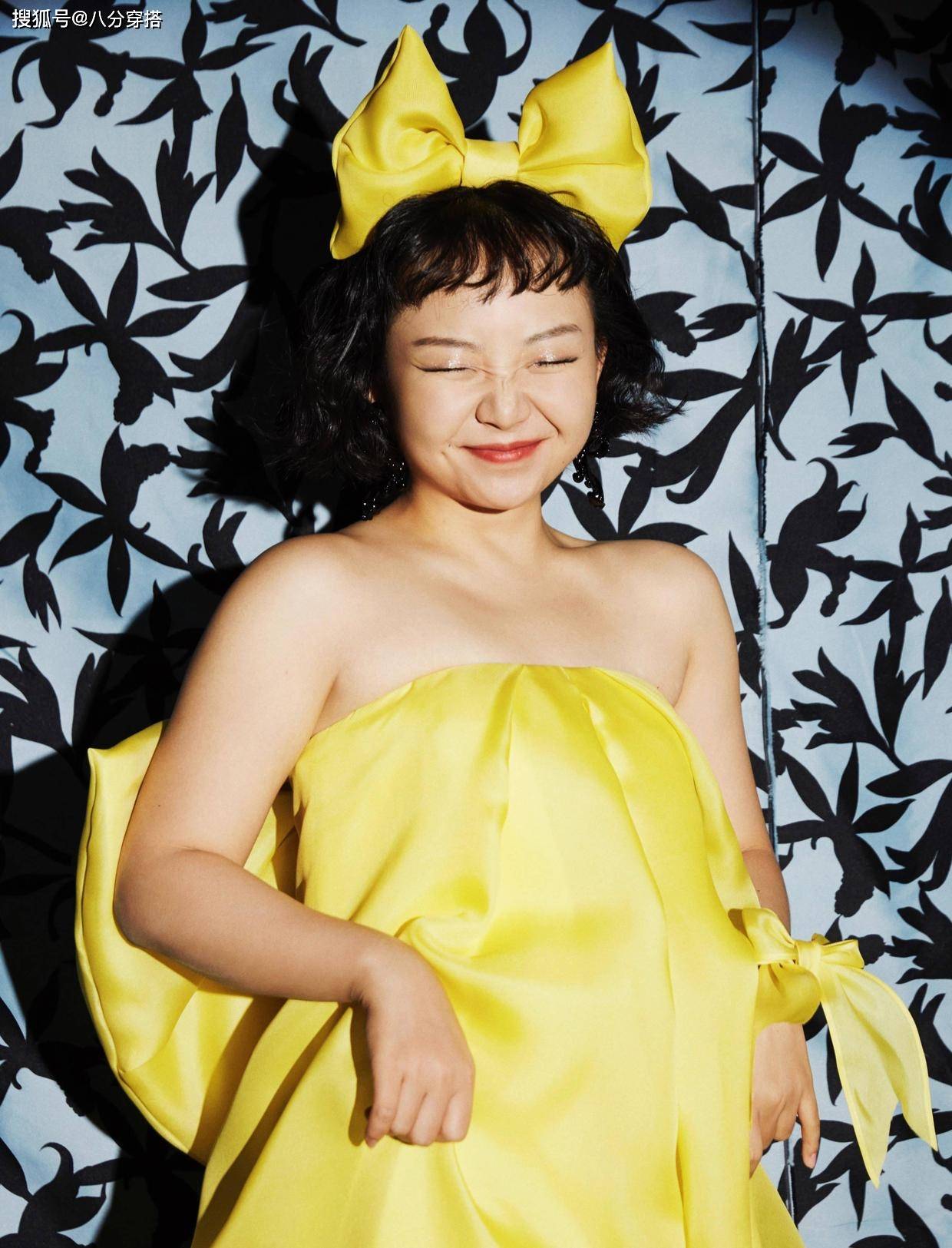 设计|辣目洋子穿出“微胖美精髓”，穿牛仔外套配黑色内衬，怪洋气的