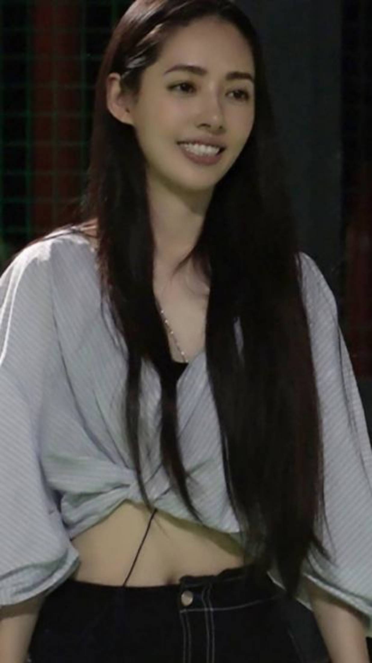 郭碧婷|郭碧婷同框小9岁昆凌，穿“露腰装”不输身材气质，看着像同龄人