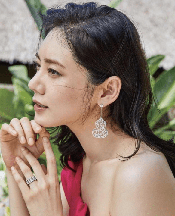 新娘|中国媳妇秋瓷炫，41岁依旧少女感十足，时尚穿搭尽显优雅