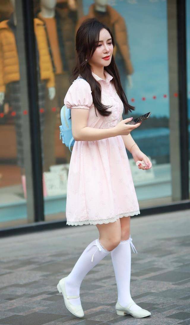 视觉|高腰伞短裤配灰色背心，修身美，显出熟女气质