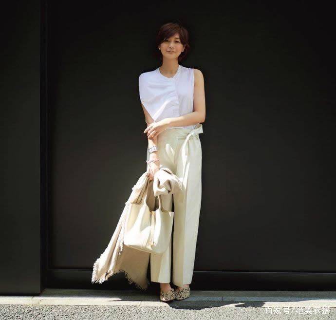 洛薇|凭着一身极简“黑白配”穿搭，52岁的她，为什么赢得体面优雅？