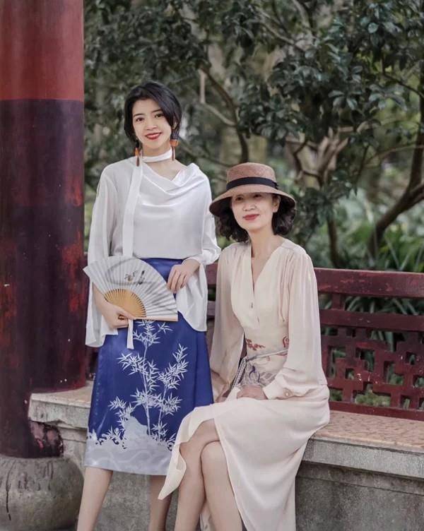 三木|奔五的女人，少穿T恤牛仔裤，瞧三木妈妈这样穿，减龄又有气质