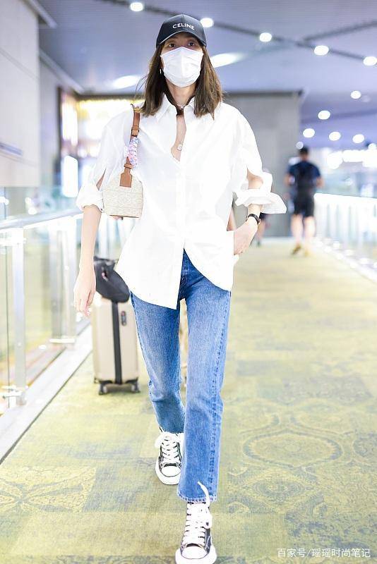 时尚|又被刘雯惊艳到了,穿白衬衫配牛仔裤洋气减龄,真不愧是超模