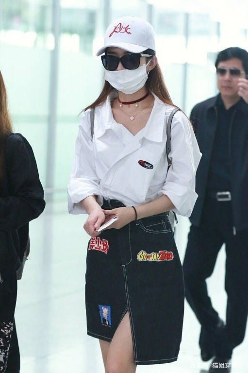 设计|单身的赵丽颖更舍得破费了，机场穿2000多白衬衫，Dior包也不离身