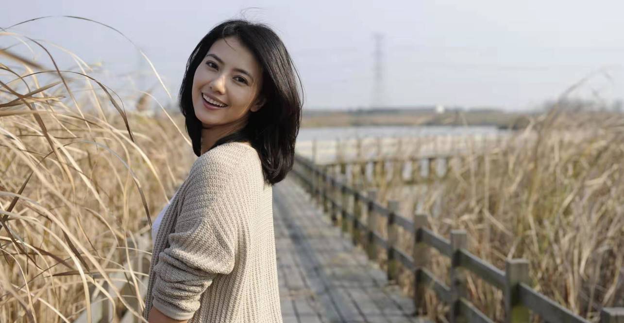 女神|高圆圆二胎传闻被破,收工快速回家,身后助理带着捧花