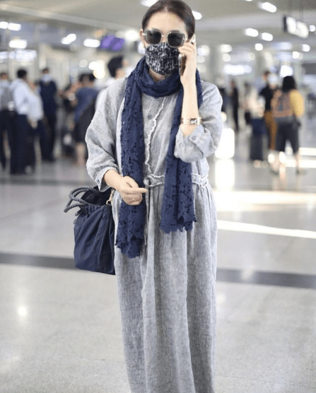 松紧|倪萍减重后变时髦，一袭亚麻灰裙配帆布包，慵懒姿态不输年轻人