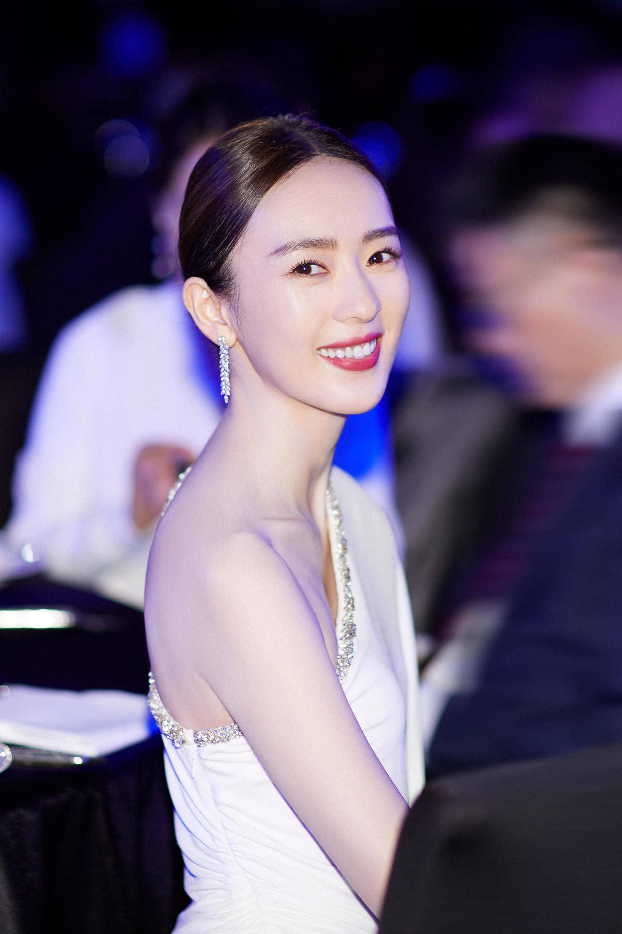 显得|童瑶身材和气质绝了！穿一件白色斜肩连衣裙出席活动，高级又洋气